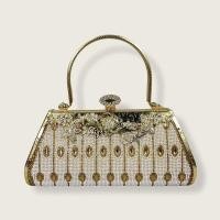 ราคา พร้อมส่ง กระเป๋าถือผู้หญิง กระเป๋าไปงานราตรี ออกงานได้ แบบมีเพชรประดับด้านหน้า แบบใหม่ (8705549319)