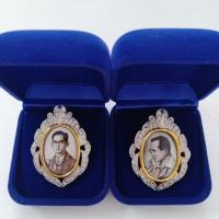 ราคา ล็อกเก็ต จี้ และเข็มกลัดที่ระลึกพระบรมฉายาลักษณ์ในหลวง ร.9 ล้อมเพชร cz ชุบ 2 กษัตริย์ ราคาพิเศษ (มี 2 แบบให้เลือก) (26317185834)