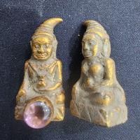 ราคา พระท่ากระดานสองหน้าเนื้อชิน ติดเม็ดพระธาตุ กรุดอยไซ (26087649572)