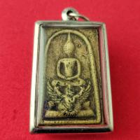 ราคา พระสมเด็จมหาราชทรงครุฑ เนื้อผงพุทธคุณตะไบ พระบาทสมเด็จพระเจ้าอยู่หัวพระราชทาน วัดทุ่งสีกัน ปี 2518 !! แถมฟรีผ้ายันต์ !! (25641477404)