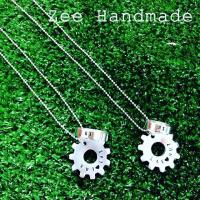 ราคา สร้อยคล้องแหวนพร้อมจี้เฟืองสลักชื่อฟรี(แจ้งคำสลักทางแชทก่อนกดสั่งซื้อค่ะ) (32493179)