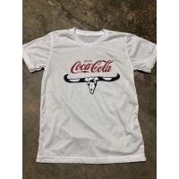 ราคา ดื่มโคคาโคล่าคาราบาวเสื้อยืดสีขาว Coca Cola X Carabao T-shirt (40271371360)
