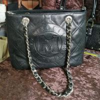 ราคา กระเป๋าสะพายเมโทรซิตี้​ Metrocity ของแท้​ สีดำ​ สภาพสวย​ หนังแท้สะพายไหล่สีดำ​ 11นิ้ว (2219586484)