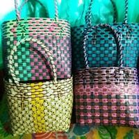 ราคา ตะกร้าสานพลาสติก กระเป๋าสานเส้นพลาสติก ตะกร้าอเนกประสงค์ ตะกร้าสาน คละสี สีสันสวยงาม (16515089711)