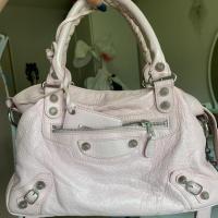 ราคา กระเป๋า balenciaga ของแท้ 100% มือ2 สภาพตามใช้งานของแท้ สีชมพูพาสเทล ราคา 9,500 (5134683603)