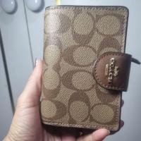 ราคา COACH Small Wallet กระเป๋าสตางค์ผู้หญิงแบบพับ รุ่น Signature Canvas สี Brownมือ2พร้อมส่ง (41206693566)