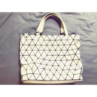 ราคา กระเป๋าสีขาว ยี่ห้อ coco london มีสายยาว ของแท้ 100% ซื้อมา 1,200 (1039007149)