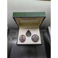 ราคา เหรียญพระแก้วมรกต เนื้อทองแดงรมดำ (ชุด 3 ฤดู)ฉลองวัดพระศรืๆ (ด้านหลังมีราชศรัทธา) พร้อมกล่องเดิม2525 (9160162622)