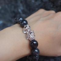 ราคา สร้อยข้อมือหยกดำอมเทาพร้อมปี่เซี่ยะเงิน หยกแท้type A จากพม่า ขนาด10-11 มิล (8919825567)