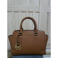 ราคา กระเป๋าแบรนด์ MK แท้ รุ่น Selma Stud Medium Saffiano ใหม่มาก หนังสวย ซับในสะอาด ขนาด 11 นิ้ว ขาย 490 บาทค่ะ (29454175056)