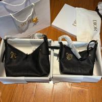 ราคา Dior Voyage Dior Voyage กระเป๋าถือขนาดกลางขนาดเล็กสีดํา Grained หนังวัวแบนขนาดใหญ่หวาย Checked Vintage Gold Trim โลหะ Charm Cow หนังไหล่กระเป๋าขนาดเล็กผู้หญิงสีดํา DIOR (42278266286)