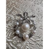 ราคา เข็มกลัดไข่มุกแท้ ประดับพลอย White Topaz ตัวเรือนเงินแท้ 92.5 ชุบทองคำขาว (ภาพถ่ายงานจริง) (21195654532)