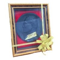 ราคา [ของขวัญ] รูปหล่อในหลวงร.9 พร้อมกรอบรูป เนื้ออัญมณีนิล (6956438692)