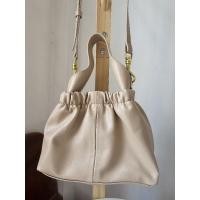 ราคา กระเป๋าทรง charles keith Ally สีครีม (24564278656)