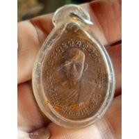 ราคา เหรียญสิงห์-เสาร์ รุ่น 3 จัดสร้างในปี พ.ศ.2534 ลักษณะเป็นเหรียญรูปไข่ ยกขอบมีหูห่วง จำนวนการสร้างไม่เกิน 5,000 เหรียญ ร (25934164802)