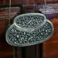 ราคา กระเป๋าสะพาย​ทองเหลืองกะไหล่เงิน(งานเก่าโบราณ)​ (24112064429)