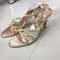 ราคา รองเท้าส้นสูงสีทอง มือสอง สภาพดี size39 (1077544921)