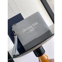 ราคา คลัช Dior สีเทา ทำจากหนังวัว ออกแบบอย่างเรียบง่ายแต่หรูหรา มาพร้อมโลโก้ Christian Dior 1947 และมีซิปลด้านใน (54704299617)