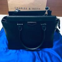 ราคา Used กระเป๋า CHARLES & KEITH แท้ แบบ two way สีดำของแท้ (2225221586)