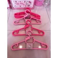 ราคา ไม้แขวนเสื้อพลาสติกสำหรับผู้ใหญ่ขนาดมาตรฐานปกติเฮลโลคิตตี้ Hello Kitty Cloth Hanger (14578861563)