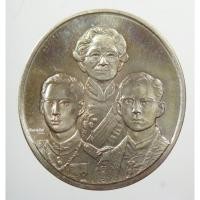 ราคา เหรียญที่ระลึกเฉลิมพระเกียรติ สมเด็จย่า ในหลวง ร.9 ครบ 6 รอบ พ.ศ.2542 (สมเด็จย่า-ร.8-ร.9 หลังตรา สว-อปร-ภปร) ) กล่องเดิม (9640242479)