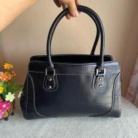 ราคา Pierre Cardin แท้ กระเป๋าถือทรงทำงานหลายช่องใช้งาน สภาพดีสวย ร่องรอยใช้งานเล็กน้อยแทบไม่มีตำหนิ ฐ13xก3xส9 นิ้ว 590 บาท (28029194333)