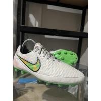 ราคา รองเท้าฟุตบอลมือ2(ของแท้)42/265 (22424326906)