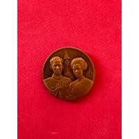 ราคา เหรียญที่ระลึก เหรียญราชาภิเษกสมรส 50 ปีเนื้อทองแดงรมดำตลับเดิม (24494870310)