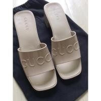 ราคา Authentic Gucci’s Rubber Slide Sandle-size 39 (9099666128)