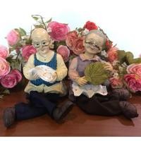 ราคา ตุ๊กตาเรซิ่นนั่งห้อยขาไซส์ใหญ่ ตายายอ่านหนังสือถึงพัด (3232135716)