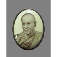 ราคา ล็อกเก็ตซีเปีย ที่ระลึกอายุวัฒนะมงคลครบ 60 ปี พระครูวิลลธรรมสิทธิ์ หลวงปู่บัวเกตุ หลังทองแดง ตอกโค้ด ปี ๒๕๖๑ (28132910977)