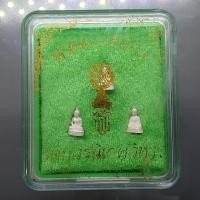 ราคา พระแก้วมรกต 3 ฤดู สธ. ลอยองค์ เนื้อเงินพ่นทราย พิมพ์จิ๋ว สมเด็จพระเทพฯจัดสร้าง วัดบวรนิเวศวิหาร ปี 2538 พร้อมกล่องเดิม ร (24221729264)