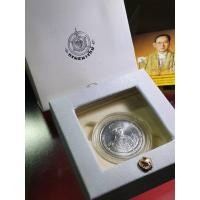 ราคา เหรียญที่ระลึกร.9. เนื้อเงินนน.22 กรัมพร้อมกล่องเดิมและใบเซอร์ สภาพUNC ตอนออกกองกษาปณ์ราคา2,000บ. (41411546371)