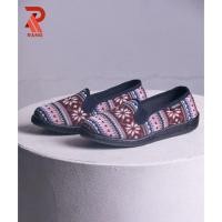 ราคา RANG แรง รองเท้าผ้าใบแบบสวม เพื่อสุขภาพ สวมใส่สบาย รุ่น 878 ลายหัวใจแดง เบอร์ 36-40 (29701372898)