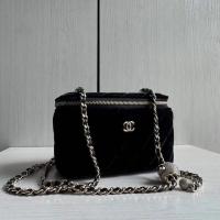 ราคา Chanel กระเป๋าสะพายข้างหนัง Velvet ประดับเพชร แบบทรงกลมพร้อมสายโซ่ (44805699577)
