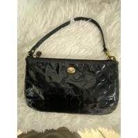 ราคา กระเป๋า Coach พอซ คล้องมือ หนังแก้วสีดำ (24376632948)