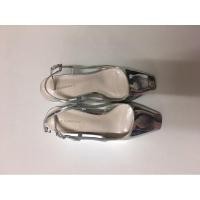 ราคา ส่งฟรี!!รองเท้าหนังรัดส้นปิดหน้าเท้าสีเงิน ไซส์36-37 ส้นสูง2” shuberryแท้ (4147201789)