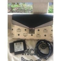 ราคา MCM Millie Visetos Logo ColorBlock Leather Coated Canvas Clutch Crossbody-สินค้ามือสอง (43275407807)