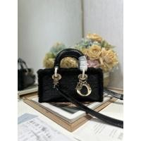 ราคา Dior Small Lady D-Joy Handbag หนังวัว suede สีดำ ออกแบบอย่างประณีตและคงทน แมทช์ได้อย่างคลาสสิก. (57804294606)