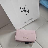 ราคา New!!! กระเป๋าสตางค์lynสีชมพูอ่อนมีสายสะพายโซ่ (23581916245)
