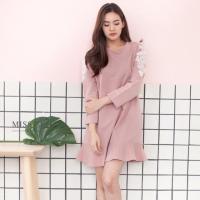 ราคา เดรสผ้ายืดช่วงไหล่แต่งลูกไม้ Miss manta sale 420฿ (930478725)