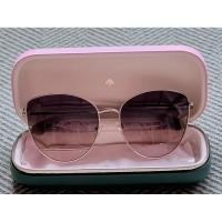 ราคา Kate spade ทรงแคทอายแท้มือ 1 แว่นกันแดดเลนส์สีเทาดำไล่สีรุ่นkate spade sunglass sunshine 35JFF 59 17 140 (28852991884)