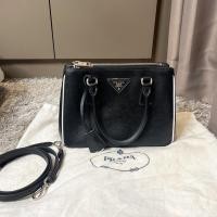 ราคา **RARE** Like new‼️ P r a d a saffiano size 24.5 สีดำ ปี 2017 สภาพสวย อะไหล่เงิน หนังทรงแข็งตั้งสุดๆ สวยจริงค่ะ (19822910400)