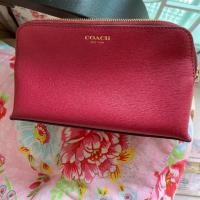 ราคา ส่งฟรีลงทะเบียน กระเป๋าเครื่องสำอางcoach สีแดงมือสอง ใช้น้อย สภาพสวยงาม (2776457940)