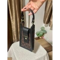 ราคา มือ1กระเป๋า Coach mini ใส่มือถือลายซิกเนเจอร์ สีกาแฟสวยมาก (20474981602)