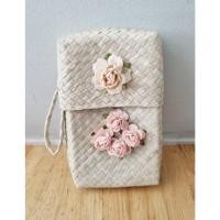 ราคา กระเป๋าสาน กระจูด กระเป๋าใส่เศษสตางค์ ใส่ธนบัตร ใส่บัตร Card สินค้าทำมือ ประดับดอกไม้ กล่องใส่หูฟัง สีเนื้อ ยาว 10 ซม (19774728614)