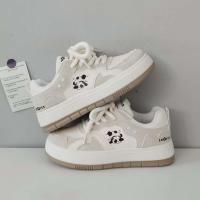 ราคา สไตล์แฟชั่นรองเท้าผ้าใบลำลอง รองเท้าผู้หญิงออกแบบลายหมีแพนด้าน่ารัก เหมาะสำหรับนักเรียน ไซส์ 36-44 (26590379024)