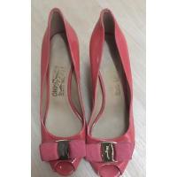 ราคา รองเท้ามือสอง ferragamo ขนาด23cm ใหม่มากค่ะ มีตำหนิดูดสีด้านข้าง (7979861646)