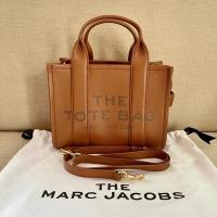 ราคา MARC JACOBS TOTE BAG ไซส์ Small (26 cm) ของแท้ 100% สีน้ำตาล ส่งฟรี (24980545860)