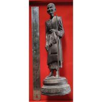 ราคา รูปหล่อบูชาหลวงปู่ศุข วัดปากคลองมะขามเฒ่า อ.วัดสิงห์ จ.ชัยนาท พิมพ์ยืนถือไม้เท้า ฐานกลมใต้ฐานอุดแผ่น (26785780040)